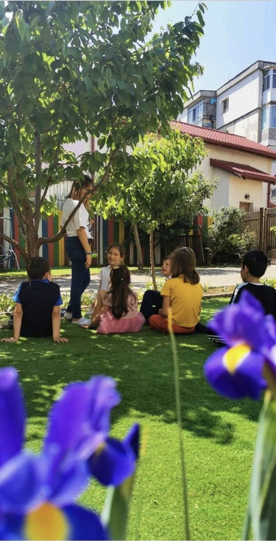 Activitate în curtea YoungMinds