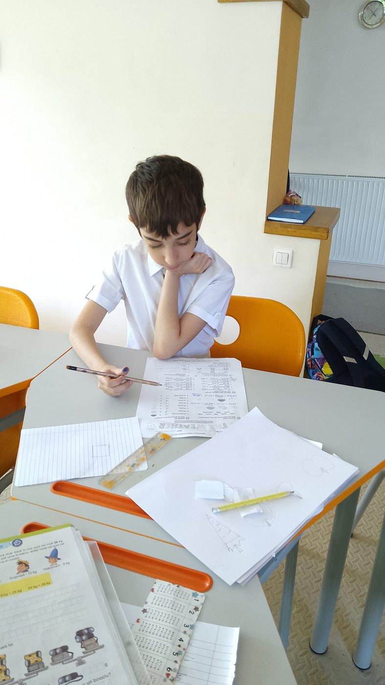 Copii studiind