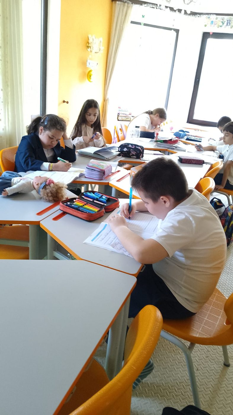 Copii învățând la YoungMinds
