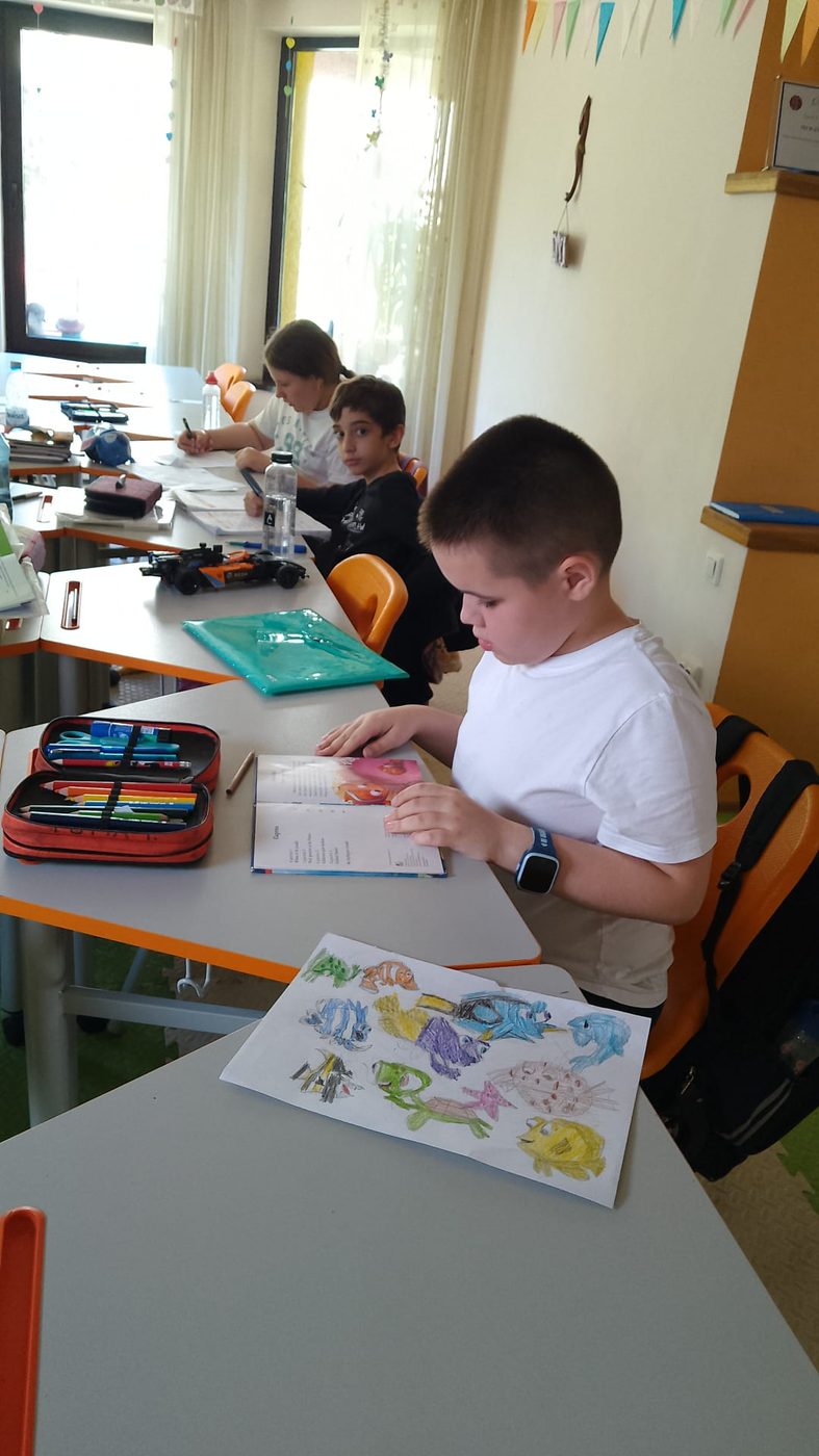 Copii lângă fereastră